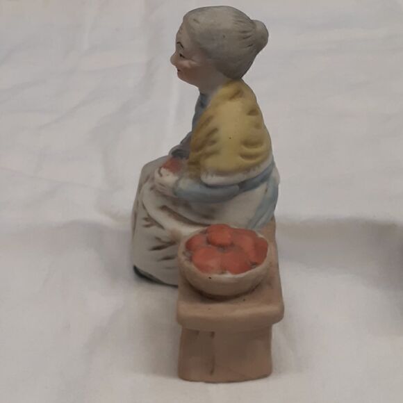 Pair of vintage ceramic figurines: old woman peeling apples and man scrubbing. - Picture 5 of 13